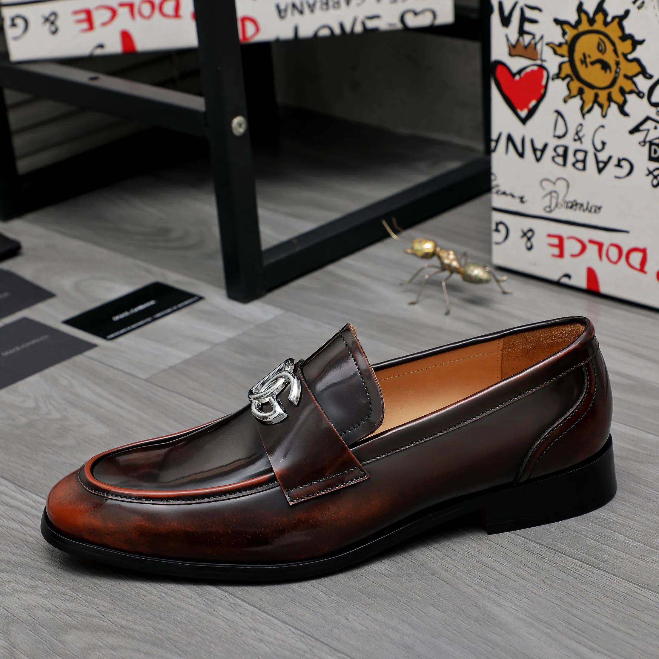 Men's shoes 💰500 Product trademark: DG (Dolce & Gabbana) business casual leather shoes Regular size: 38-45 (45 is custom-made and non-returnable) Product materials: Selected pearlescent polished cowhide upper, cowhide lining, original outsole